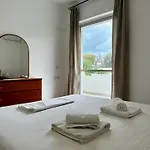 Central, Sunny & Spacious In - No 1 *